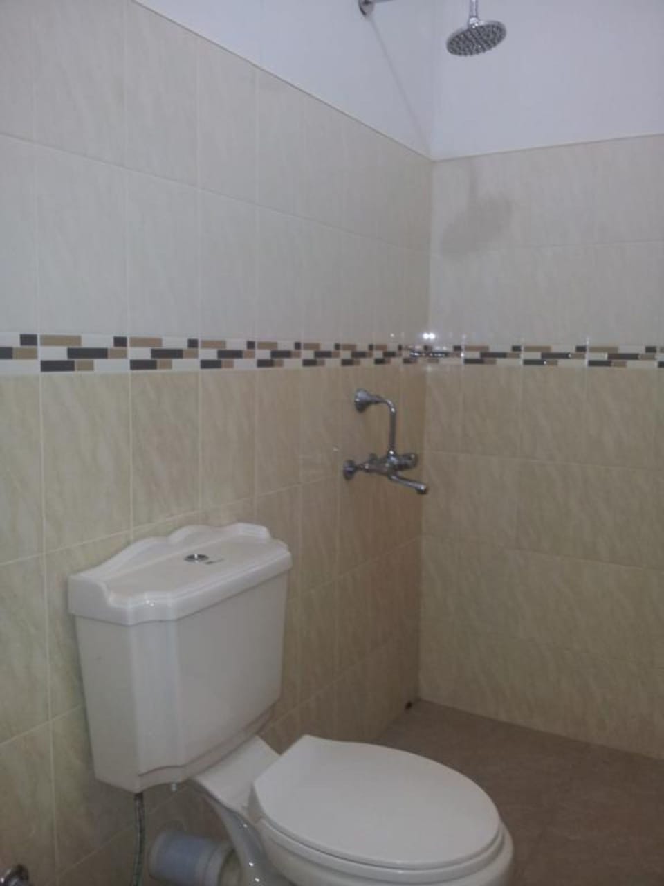 Standard Double Room | Bathroom | Shower, jetted tub, free toiletries