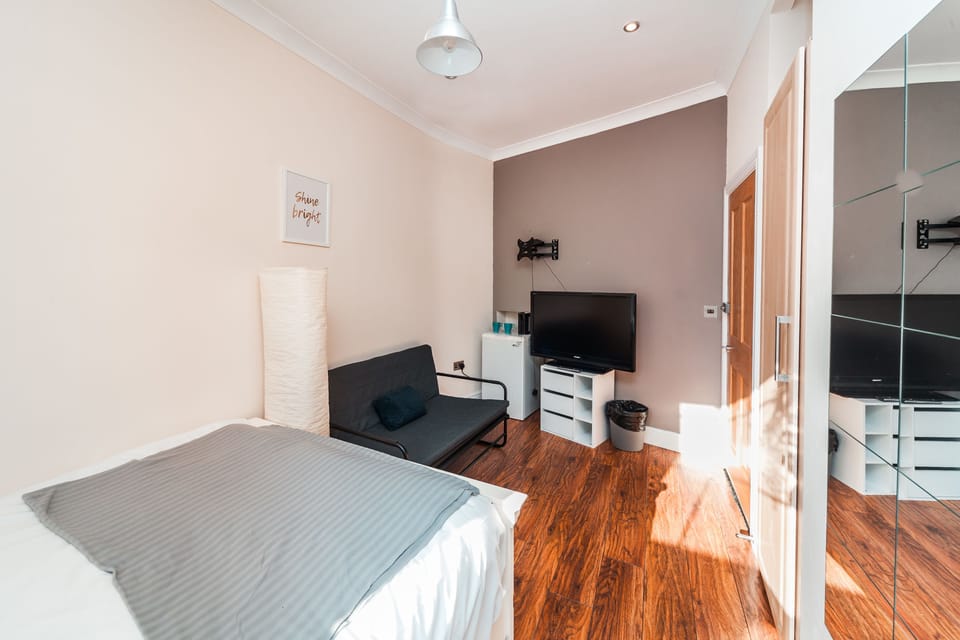 City Room, City View | Bathroom | Shower, free toiletries, towels