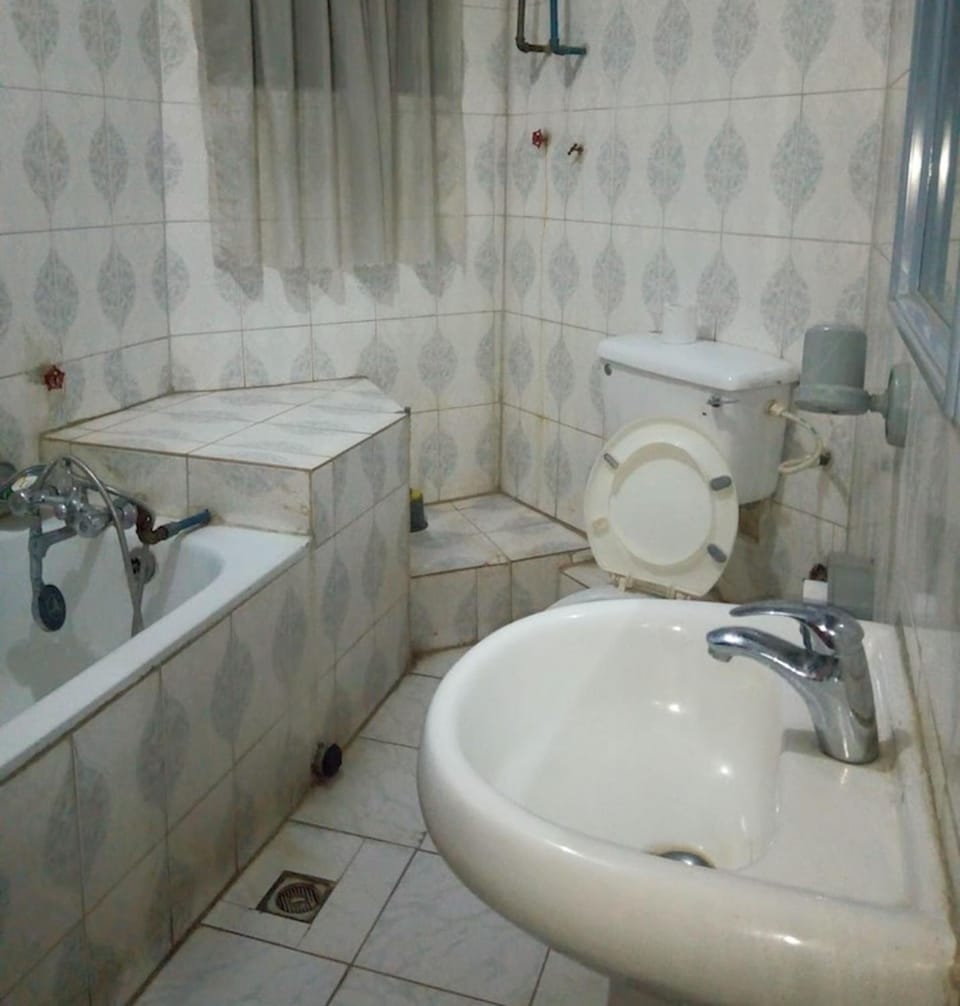 Deep soaking tub, rainfall showerhead, free toiletries, towels