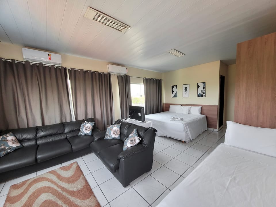Executive Suite | Minibar, WiFi (free), individually furnished, bed sheets