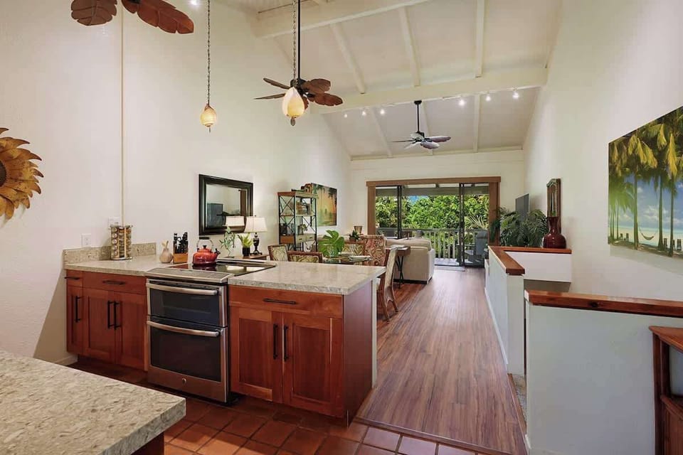 Main floor has A/C, Ceiling Fans, Garden view and open floor plan