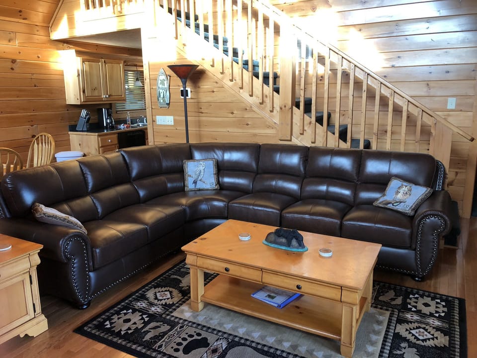 Great room with vaulted ceiling and new leather sectional. 