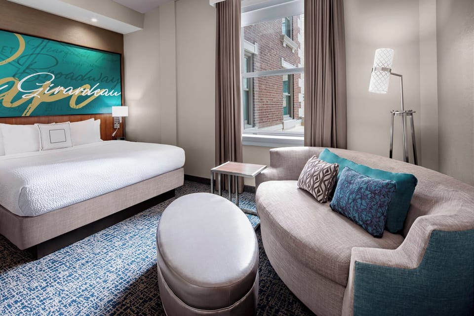 1 bedroom, Egyptian cotton sheets, premium bedding, down comforters