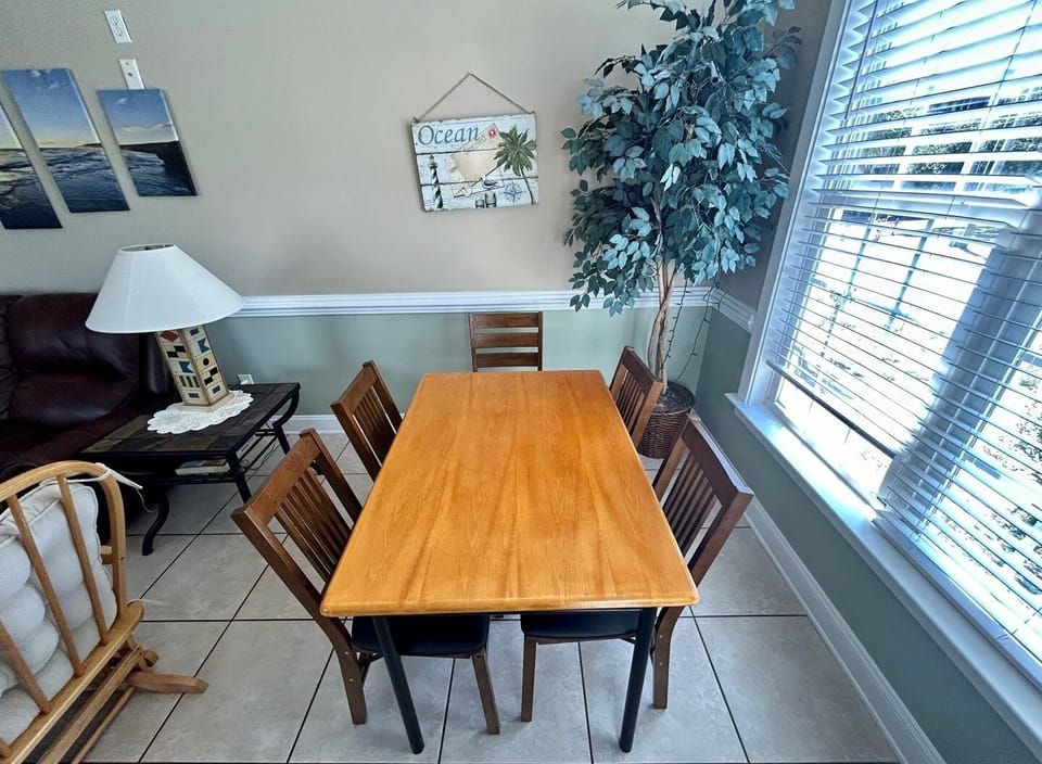 Furniture,Table,Tabletop,Indoors,Chair