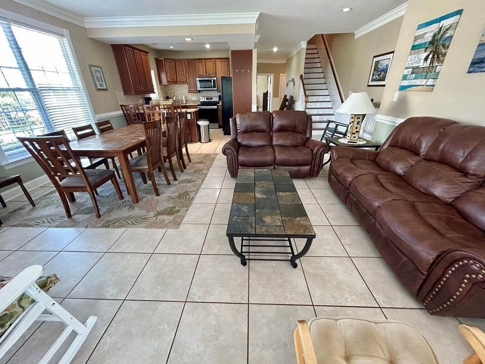 Floor,Lamp,Microwave,Oven,Indoors