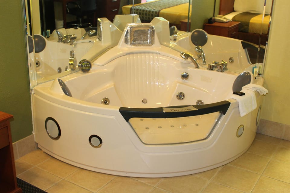 Suite, 1 King Bed, Non Smoking (Jacuzzi) | Spa
