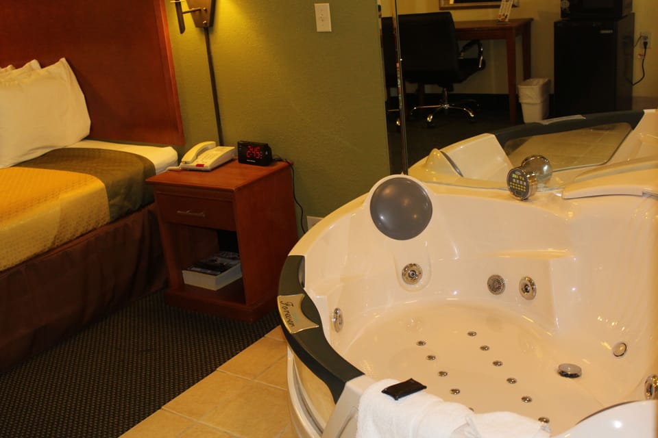 Suite, 1 King Bed, Non Smoking (Jacuzzi) | Blackout drapes, iron/ironing board, free WiFi, bed sheets