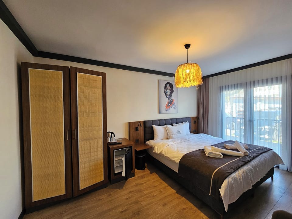 Premium bedding, minibar, bed sheets