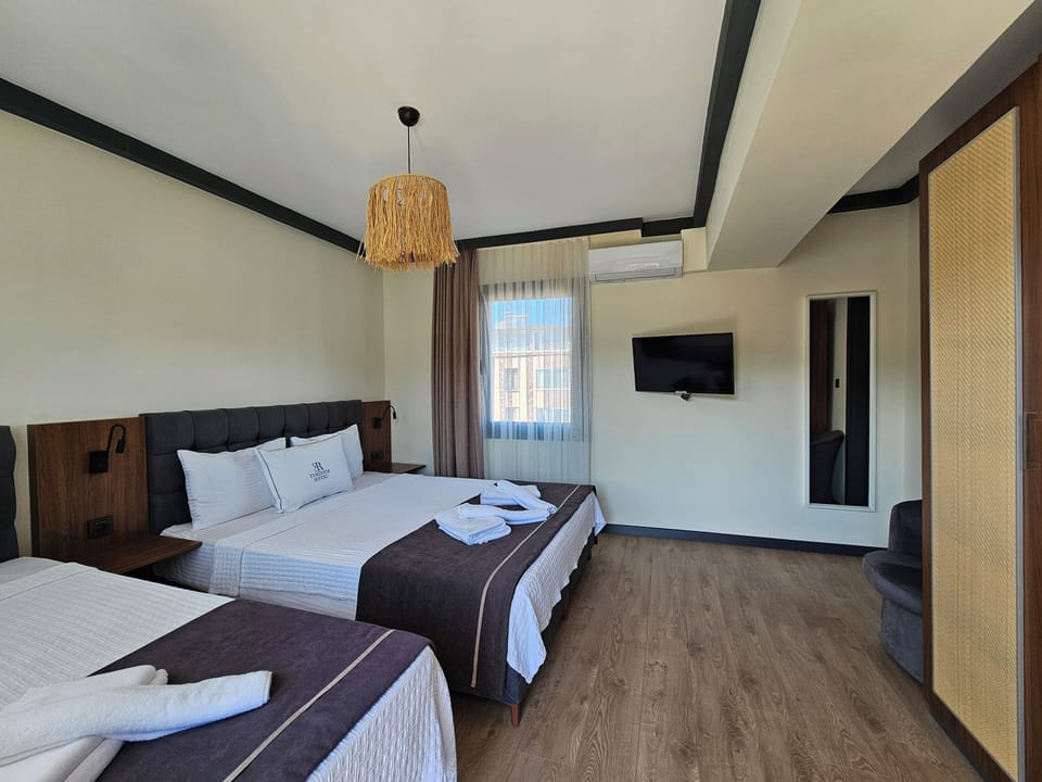 Standard Triple Room | Premium bedding, minibar, bed sheets