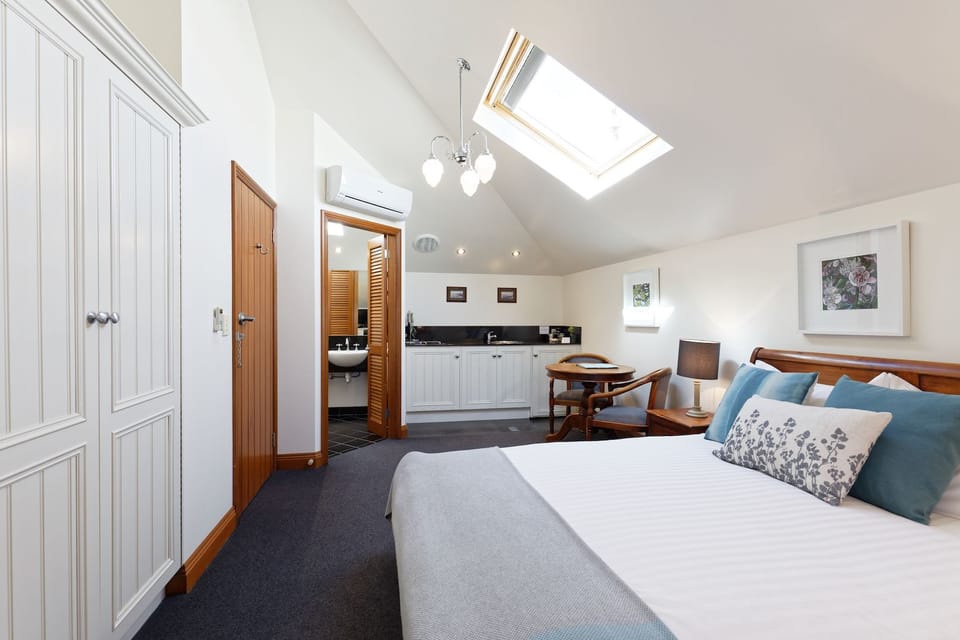 Deluxe Studio Suite, 1 Queen Bed, Non Smoking, Kitchenette | Premium bedding, soundproofing, iron/ironing board, free WiFi