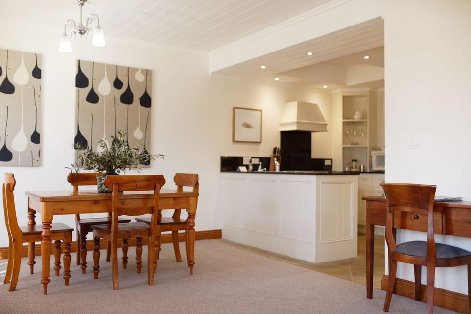 Deluxe Apartment, 1 Bedroom, Non Smoking, Kitchen | Living area | Flat-screen TV, fireplace