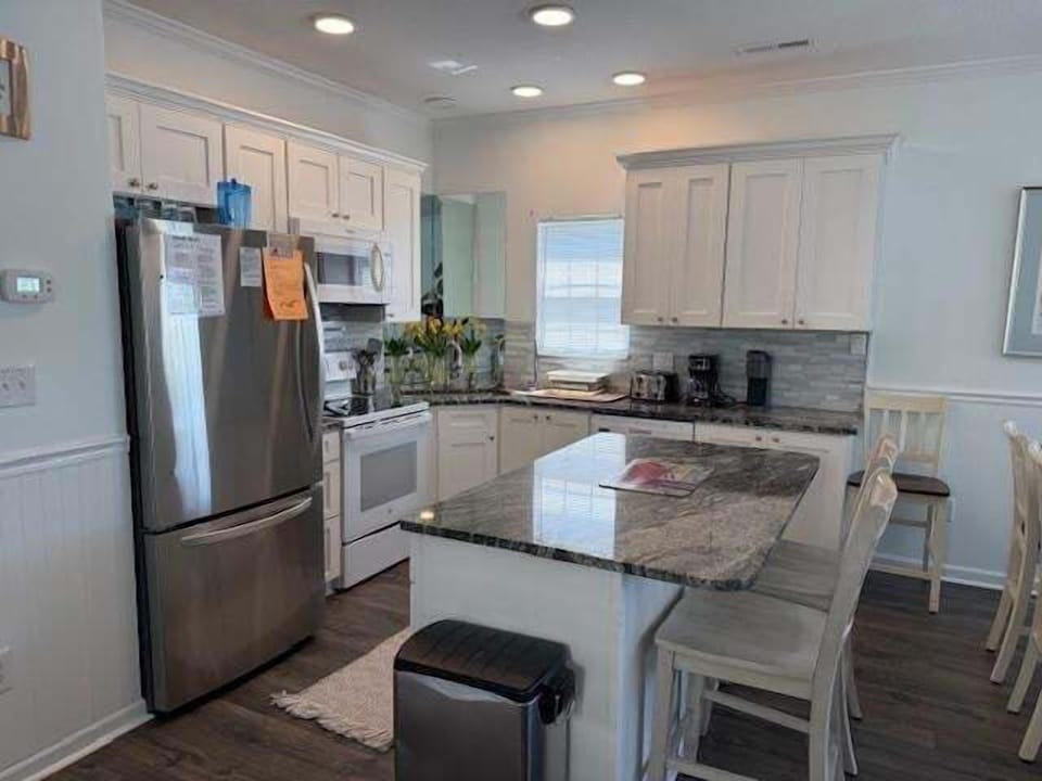 Kitchen with bar area