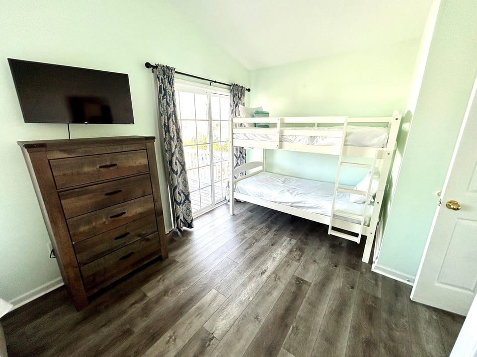 Bedroom 4 - Queen + Twin Bunk Bed