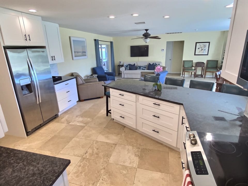Large peninsula for family gathering