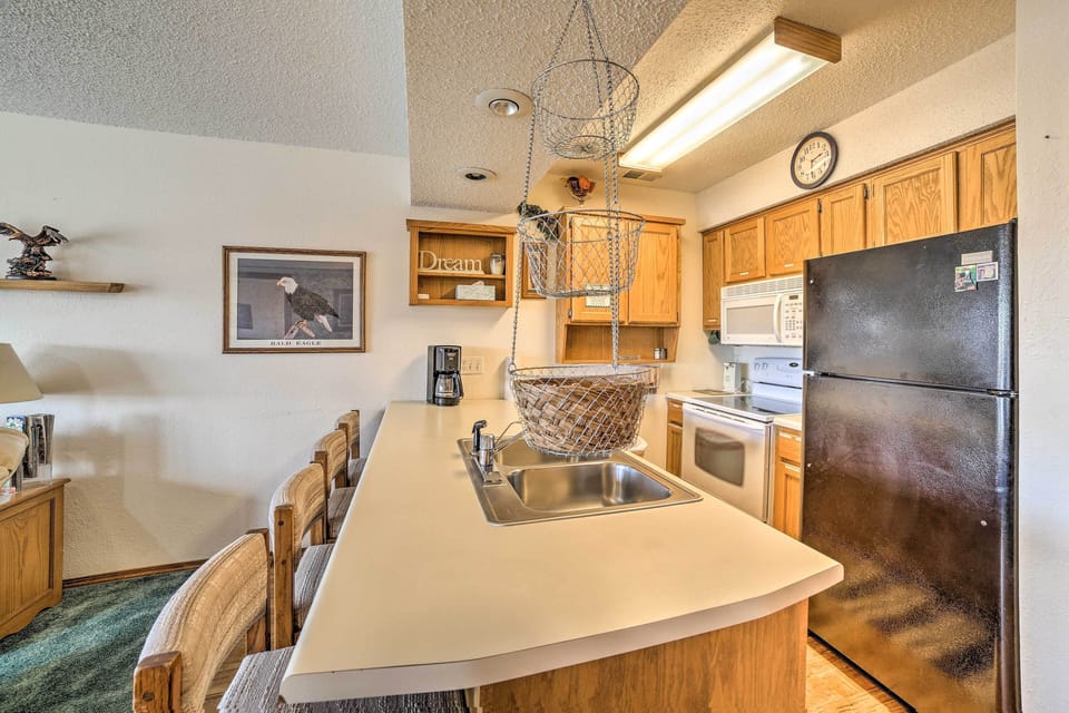 Kitchen & Dining Area | Equipped w/ Cooking Basics | Breakfast Bar