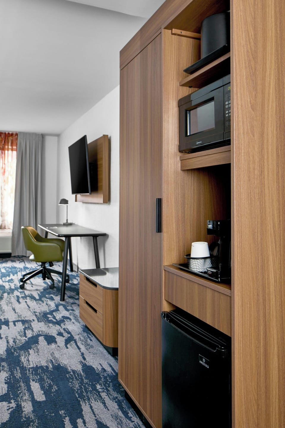 Room, 1 King Bed | Premium bedding, pillowtop beds, in-room safe, desk