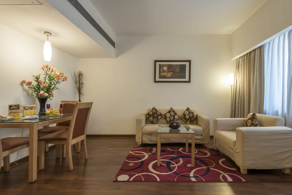 Suite | In-room safe, desk, laptop workspace, rollaway beds