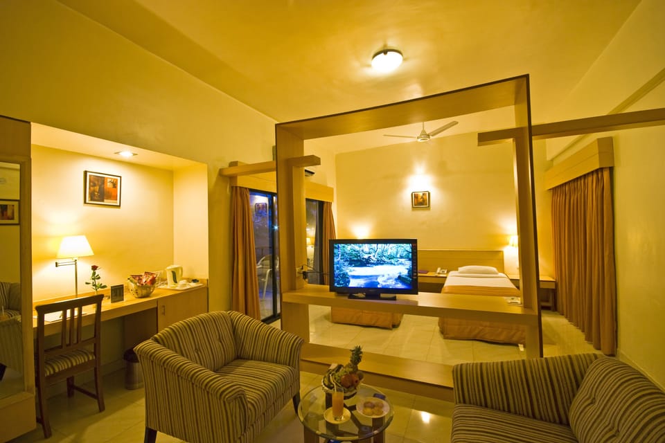 Deluxe Room | Premium bedding, in-room safe, desk, iron/ironing board