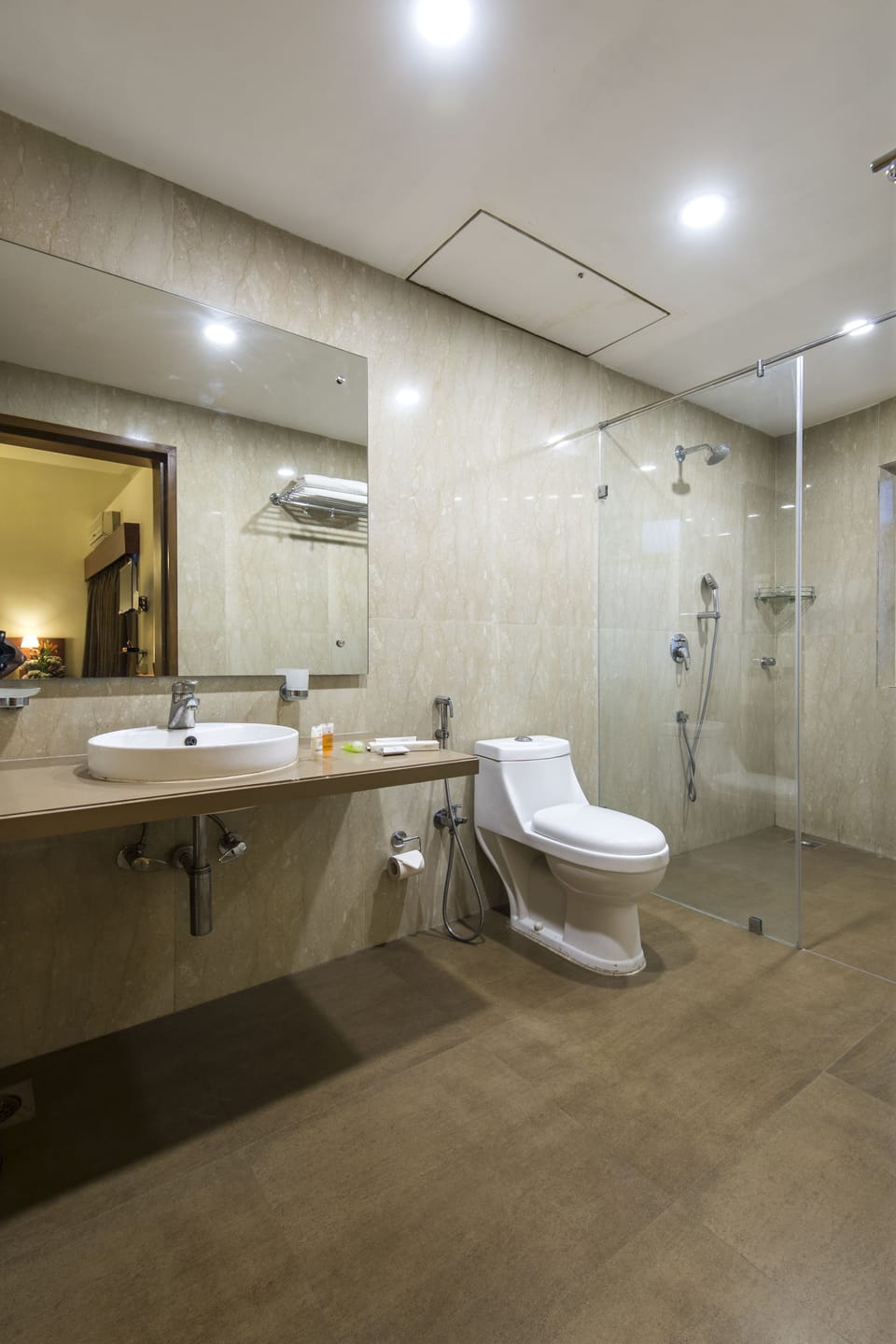Deluxe Room | Bathroom | Shower, free toiletries, hair dryer, slippers