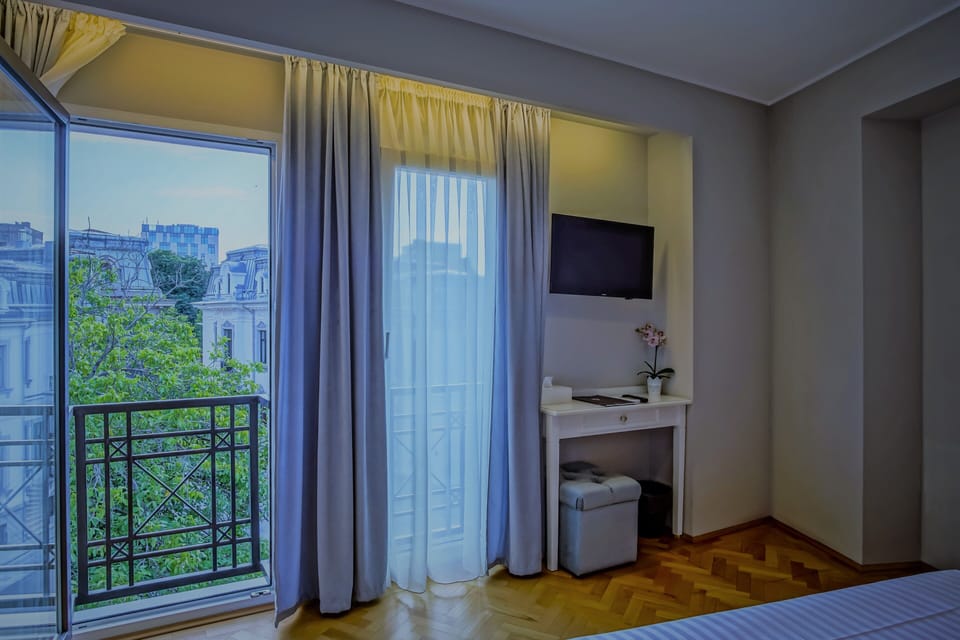 Deluxe Double Room | Desk, laptop workspace, soundproofing, iron/ironing board