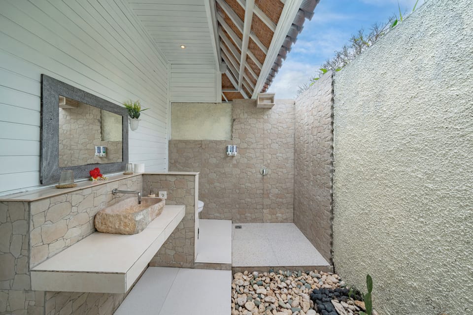 Standard Double Room | Bathroom | Shower, free toiletries, bathrobes, towels