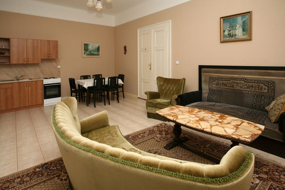 Apartment, 3 Bedrooms (3) | Living room | Flat-screen TV