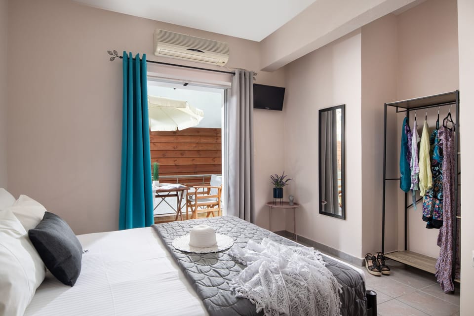 Laptop workspace, blackout drapes, iron/ironing board, free WiFi