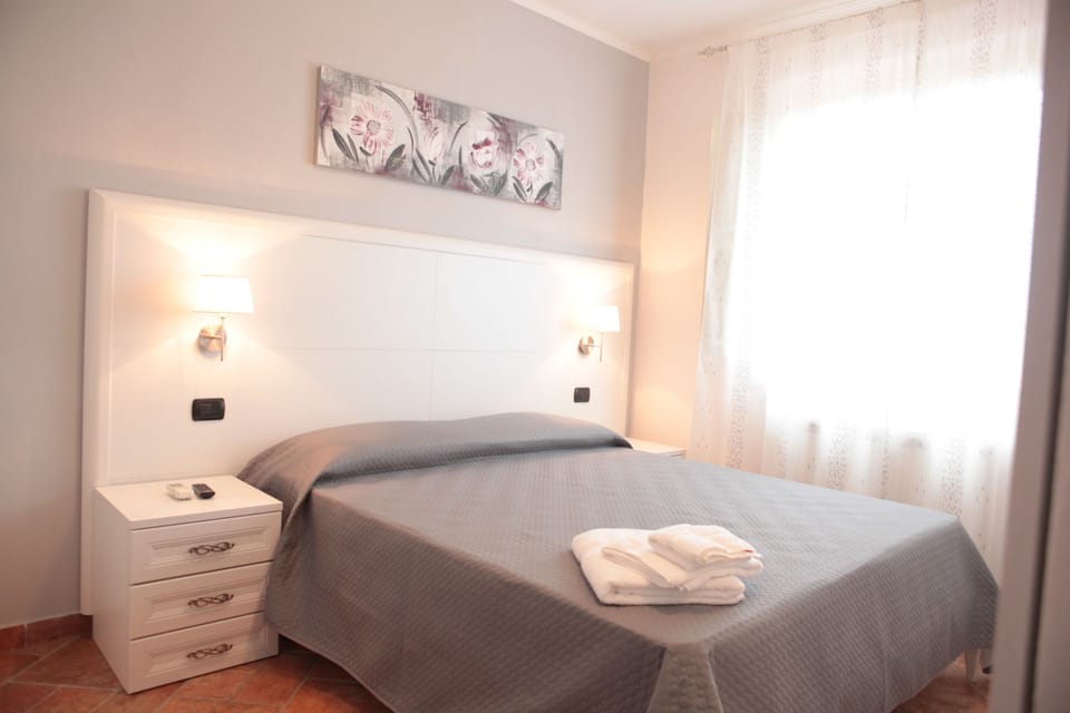 Double Room, Ensuite | 1 bedroom, premium bedding, minibar, in-room safe
