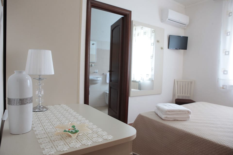 Double Room, 1 Bedroom | 1 bedroom, premium bedding, minibar, in-room safe