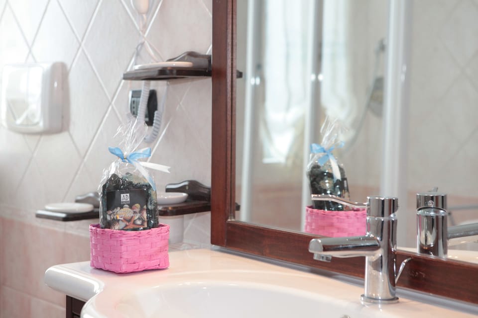 Double Room, Ensuite | Bathroom | Shower, free toiletries, hair dryer, bidet