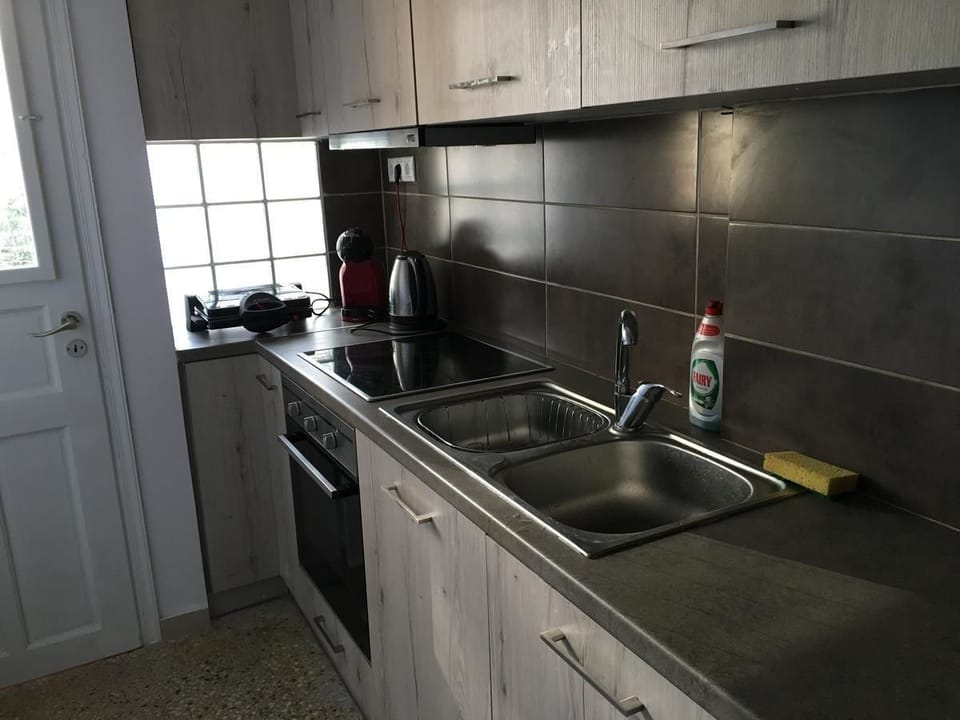 Apartment (Victoria Sun above Metro) | Private kitchen | Fridge, oven, stovetop, coffee/tea maker