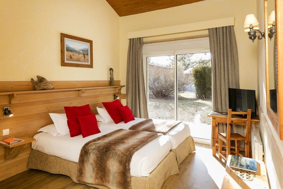 Club Room | In-room safe, individually furnished, desk, laptop workspace