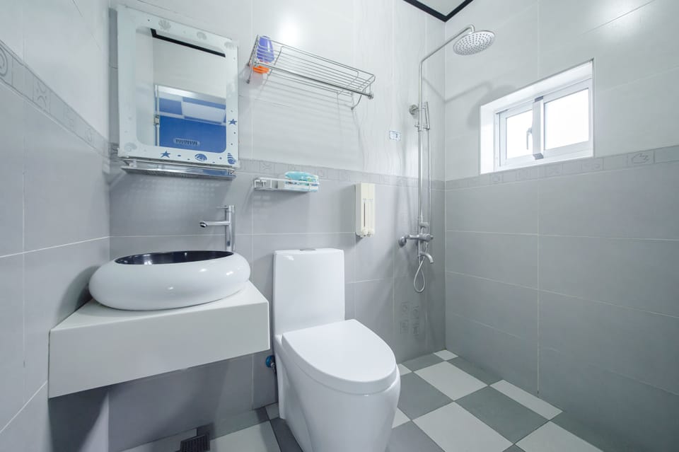 Double Room | Bathroom | Shower, rainfall showerhead, hair dryer, slippers