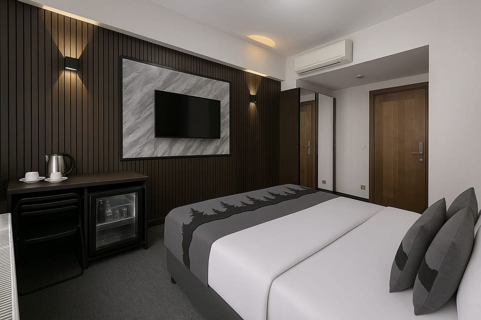 Comfort Room | In-room safe, individually decorated, individually furnished, desk