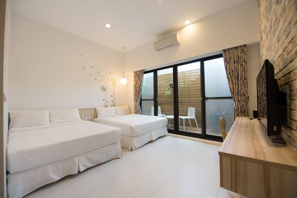 Quadruple Room | Desk, free WiFi, bed sheets