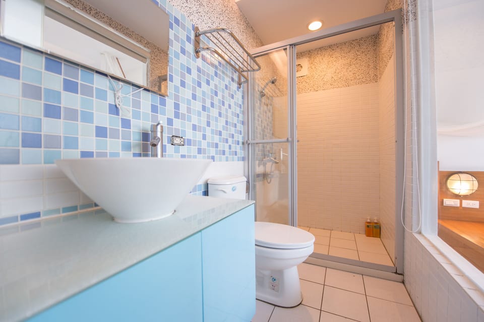 Double Room | Bathroom | Shower, rainfall showerhead, free toiletries, hair dryer