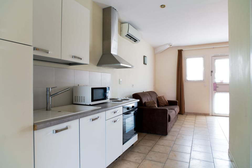 Standard Duplex (Pavillon) | Private kitchen | Shared fridge, microwave