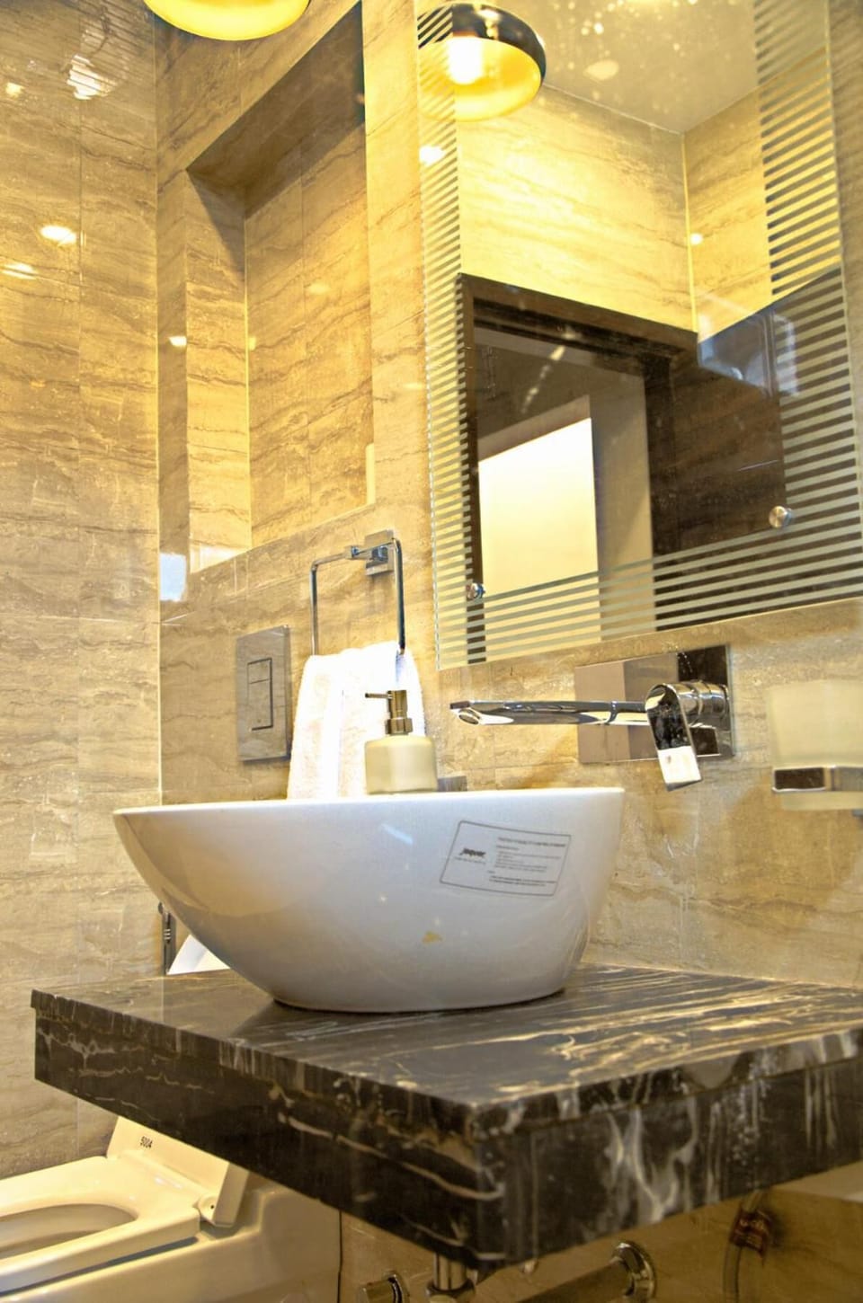 Shower, rainfall showerhead, free toiletries, slippers