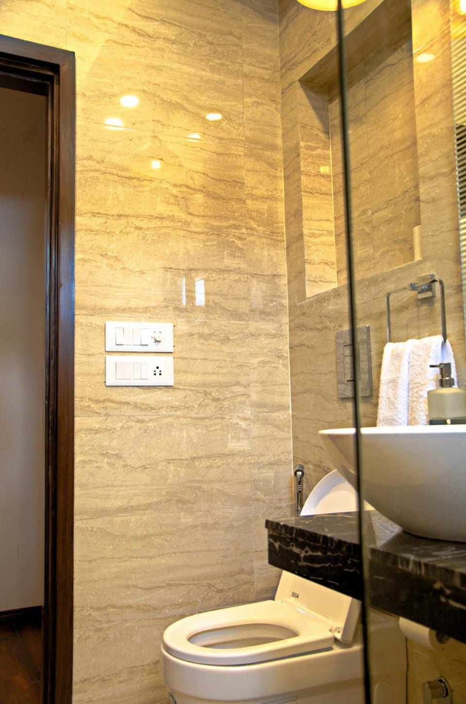 Shower, rainfall showerhead, free toiletries, slippers