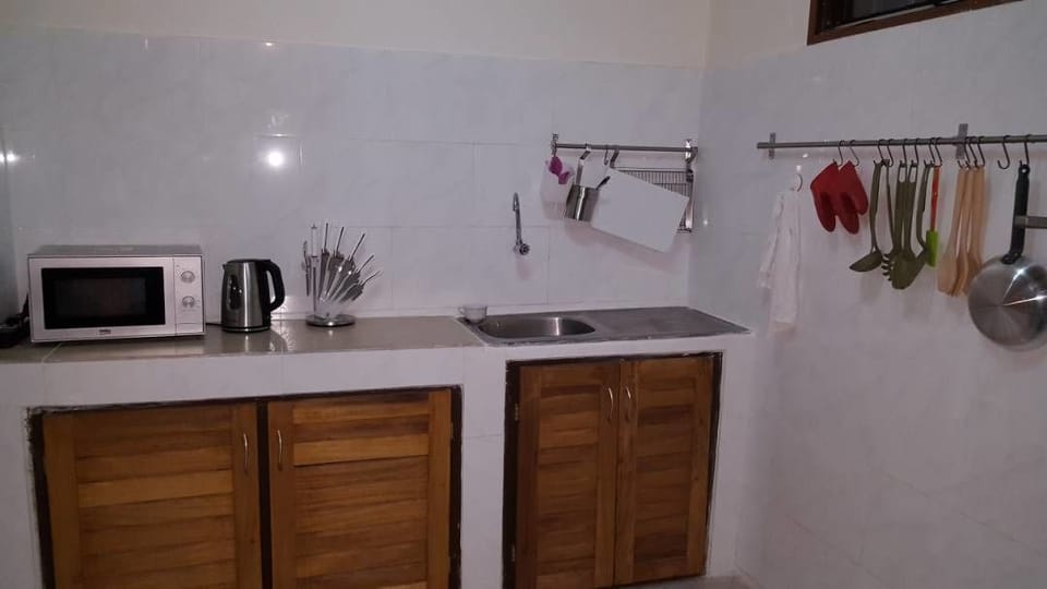 Apartment, 4 Bedrooms | Private kitchenette | Fridge, microwave, oven, stovetop