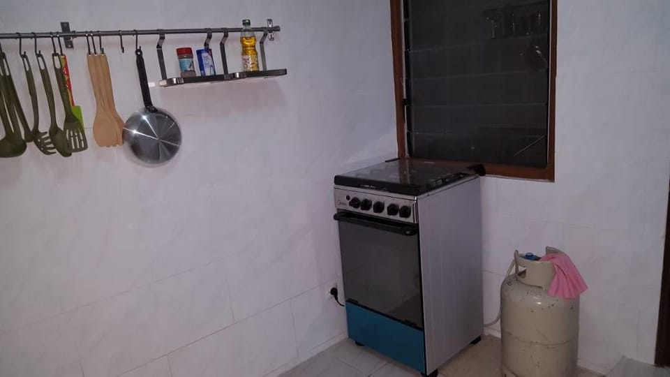 Apartment, 4 Bedrooms | Private kitchenette | Fridge, microwave, oven, stovetop