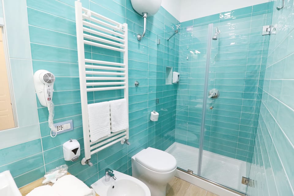 Quadruple Room, Balcony (Anacapri) | Bathroom shower