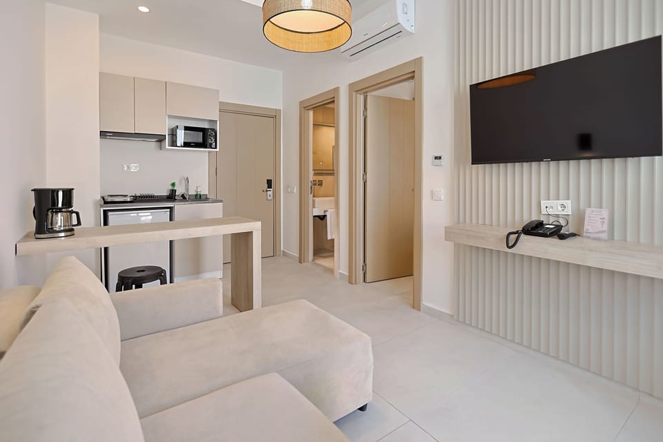 Deluxe Suite | Premium bedding, minibar, in-room safe, desk