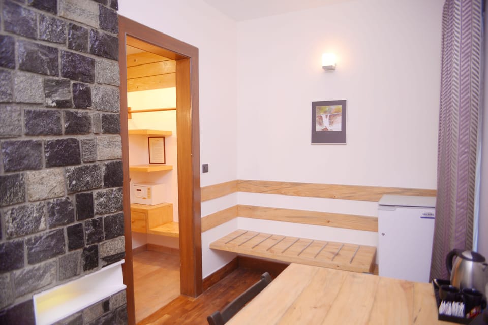 Superior Room | Minibar, in-room safe, desk, iron/ironing board