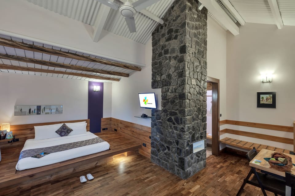 Superior room with Special Deal | Minibar, in-room safe, desk, iron/ironing board
