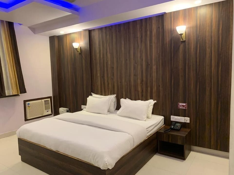 Deluxe Room, 1 Bedroom | 1 bedroom, premium bedding, minibar, in-room safe