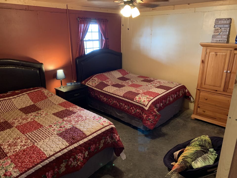 Basement (small widow room) 2 Queen Beds