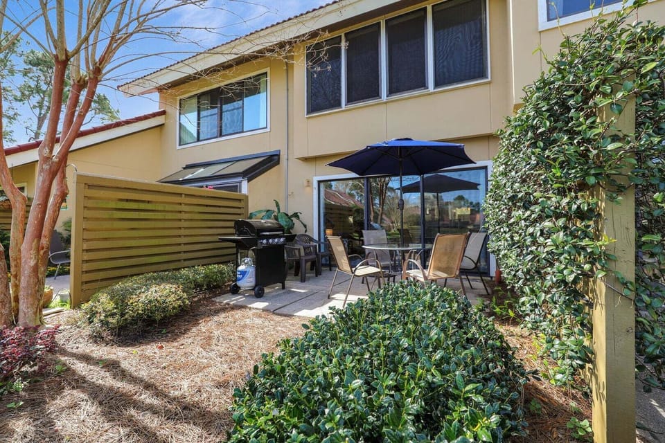 Private back patio with outdoor dining