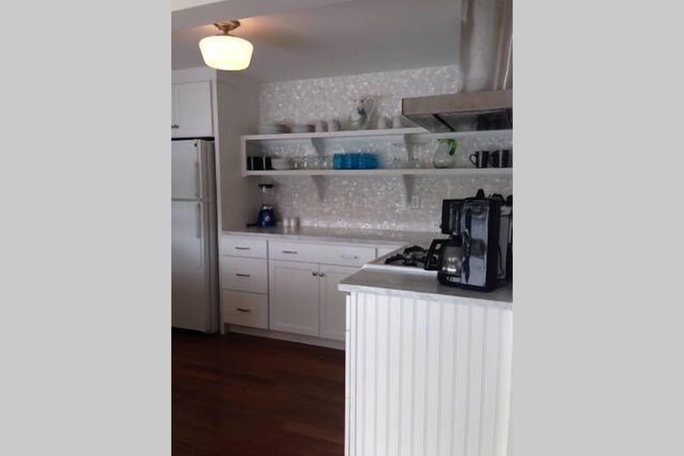 Fully equipped kitchen with shell back splash.