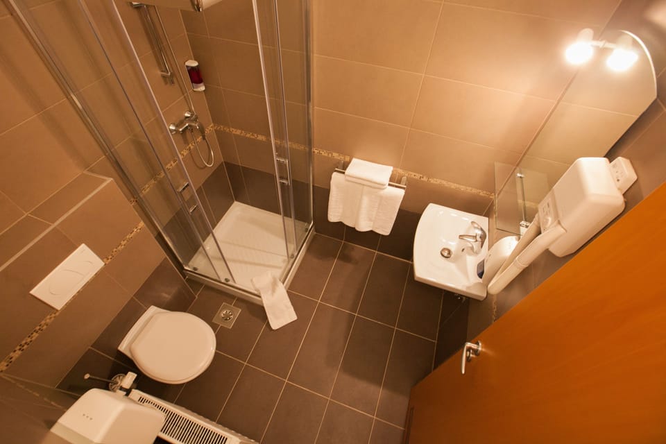 Desk, soundproofing, cribs/infant beds, free WiFi